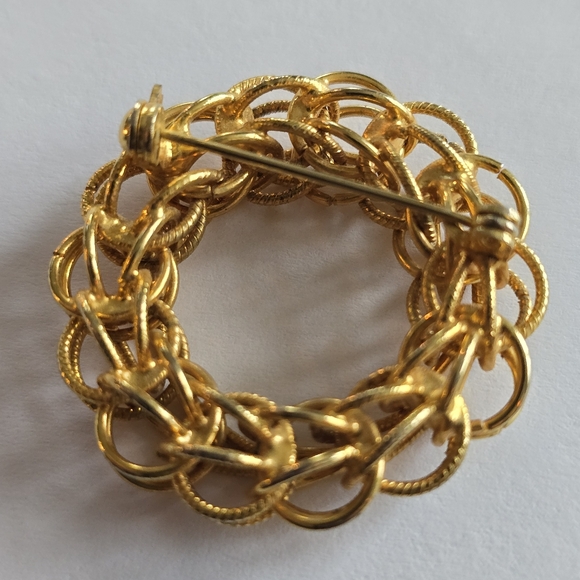 Vintage circle brooch wire loops open wreath gold tone pin - Picture 6 of 7